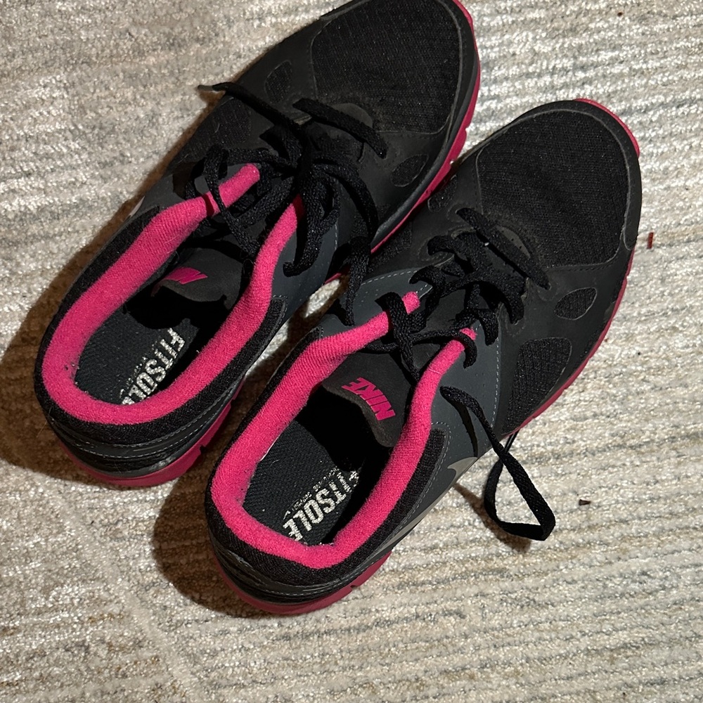 Nike Women's Black and Pink Sneakers